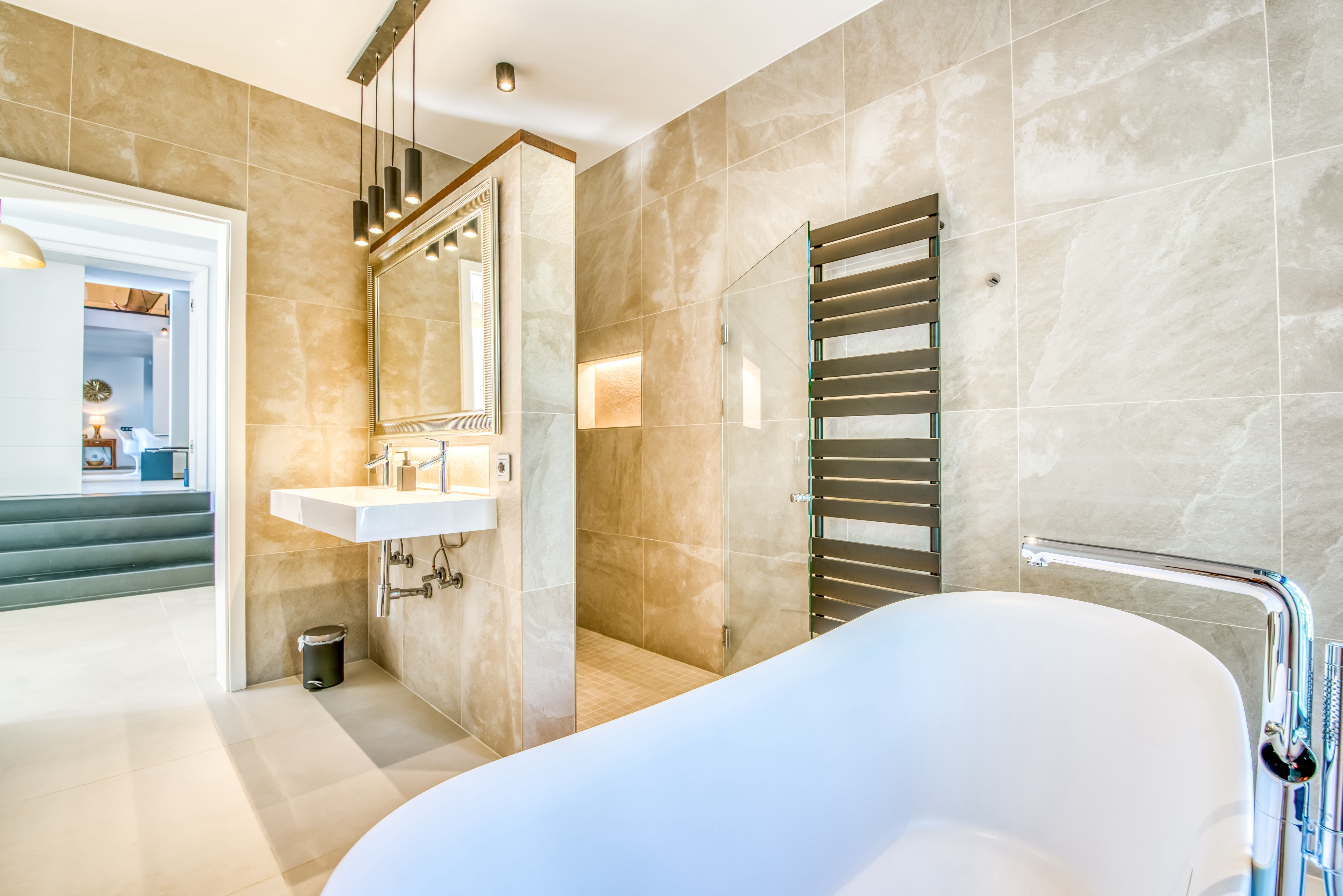 Bad 1 mit Dusche und Badewanne Blick zum Ankleideraum  Bad  en suite (Bad 1)