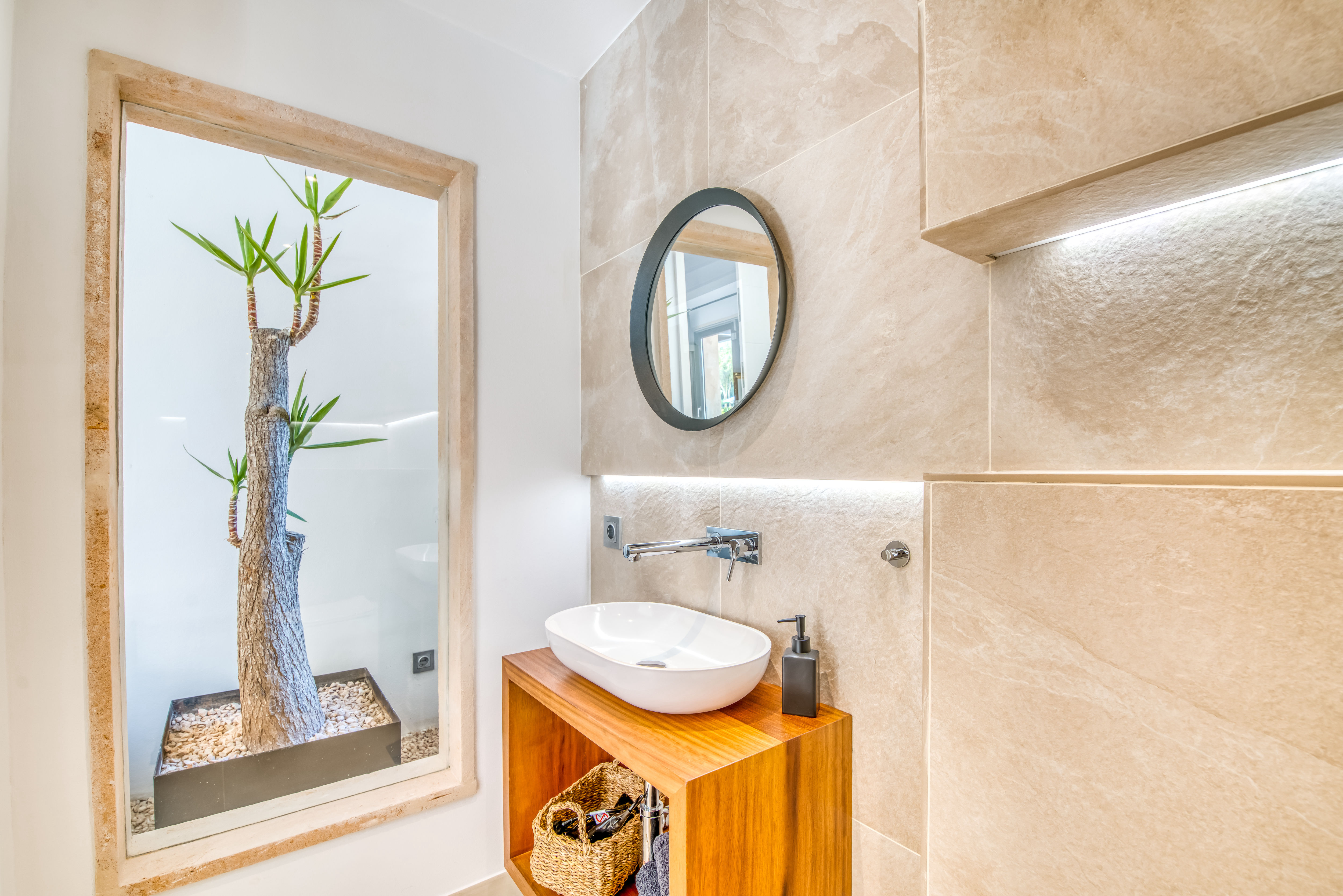 Bad 1  WC und Waschbecken separat zum Schlafzimmer 1