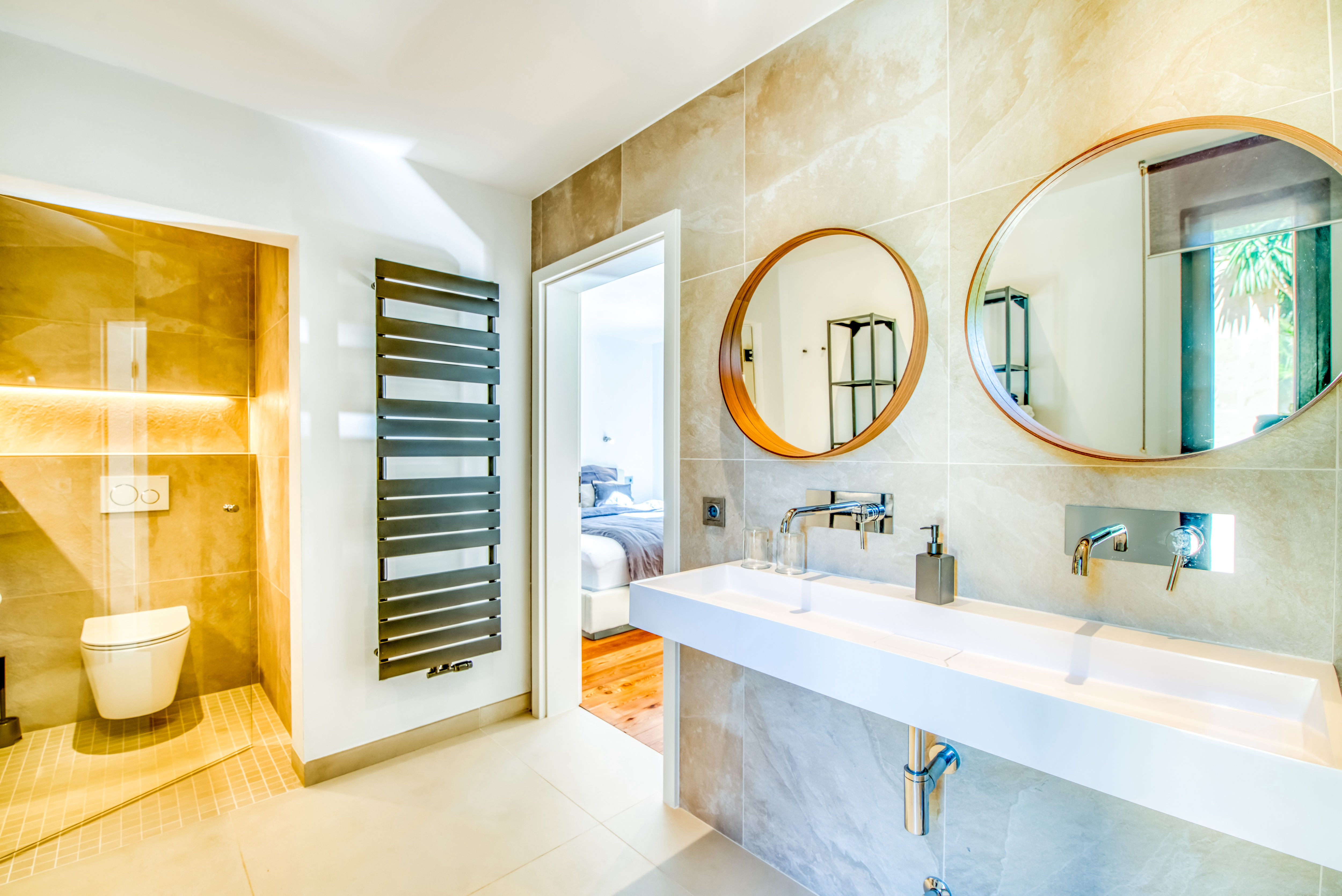 Bad 2 und        Bad  en suite    Blick zur Dusche (Bad 2)