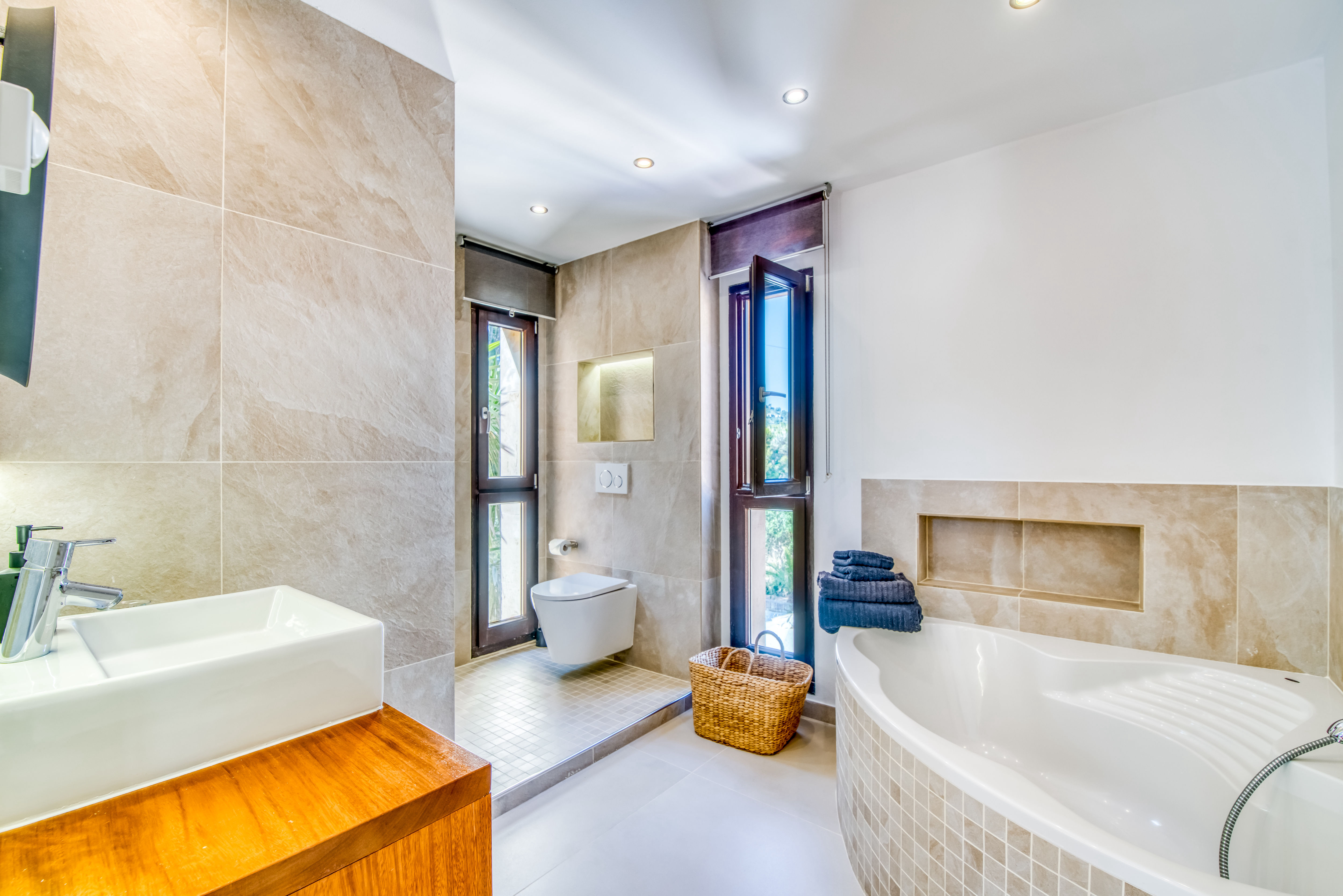 Bad 3 und Bad WC en suite      Blick zur Dusche (Bad 3)