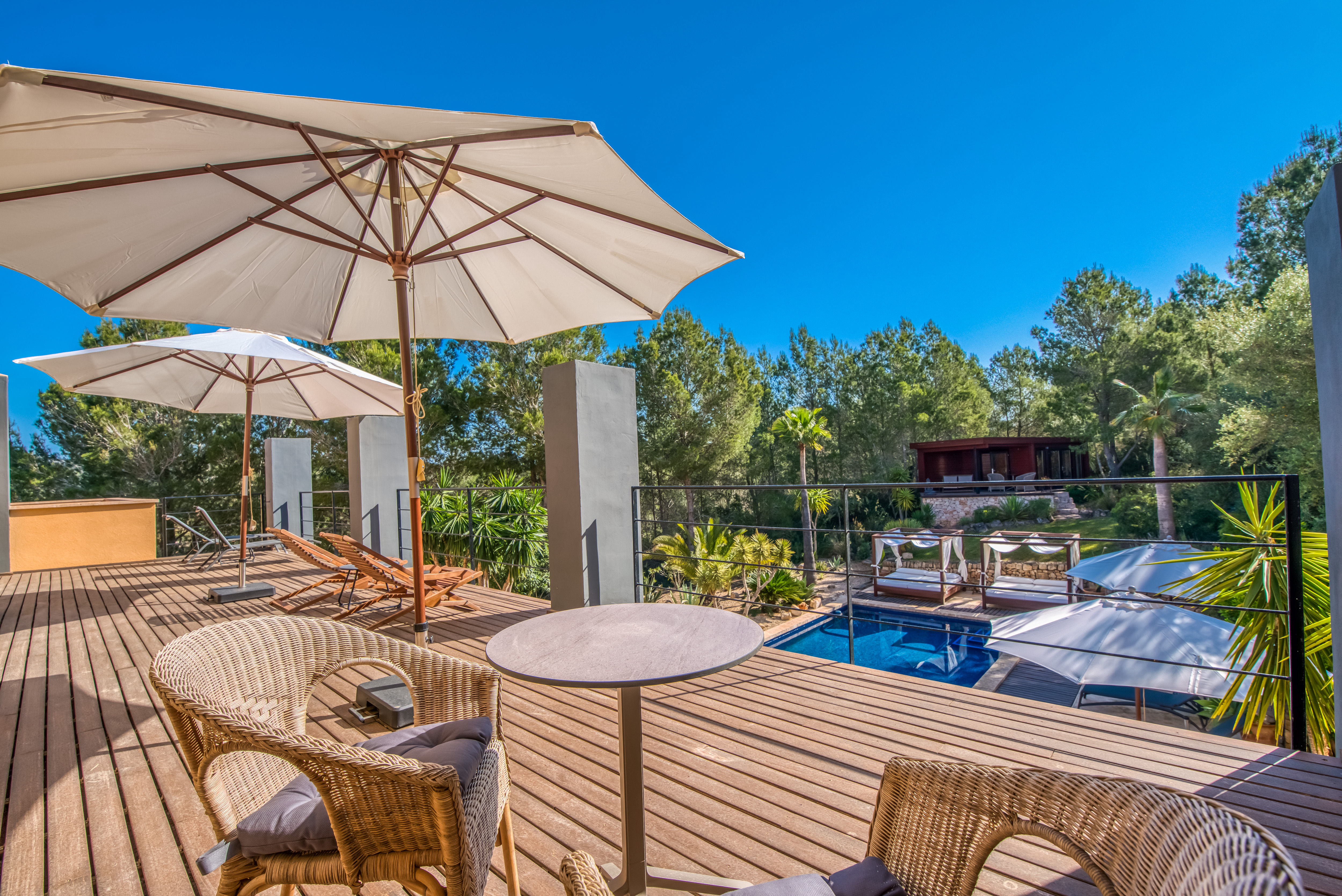 Blick von der oberen Terrasse zum Pool